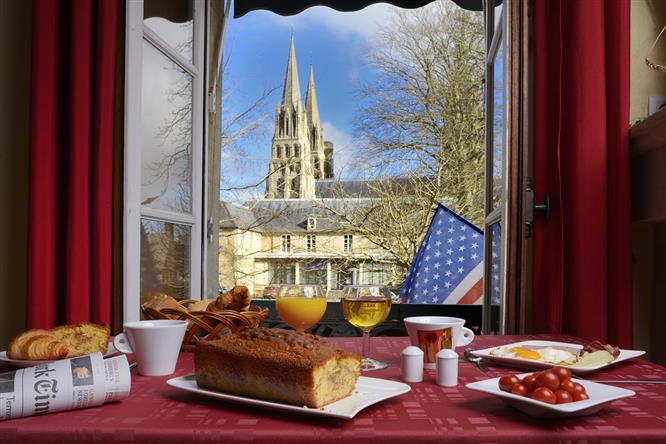 Le petit-déjeuner buffet fait maison sucré et salé - Hotel Bayeux