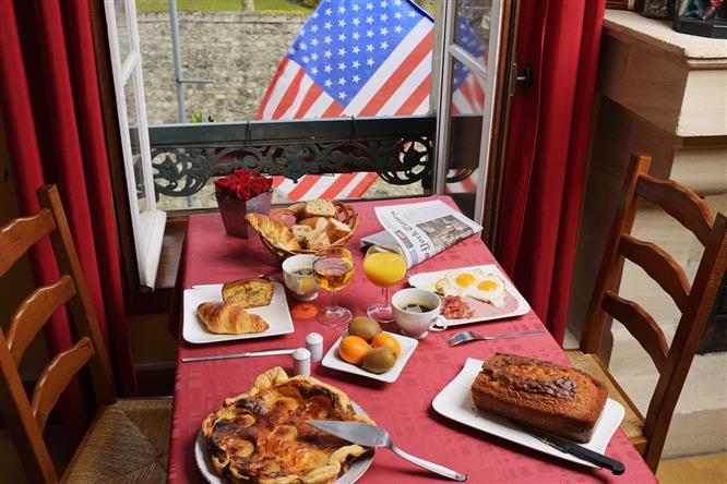 Le petit-déjeuner buffet fait maison sucré et salé - Hotel Bayeux